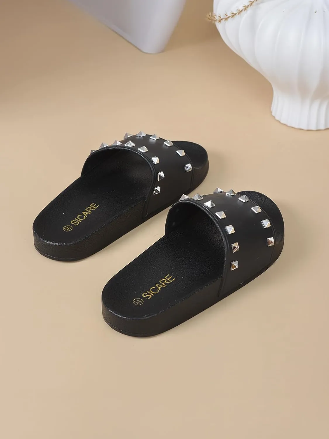 Women's Studded Flat Slippers Slip On Summer Indoor and Outdoor Slide Sandals Beach Rain Shoes